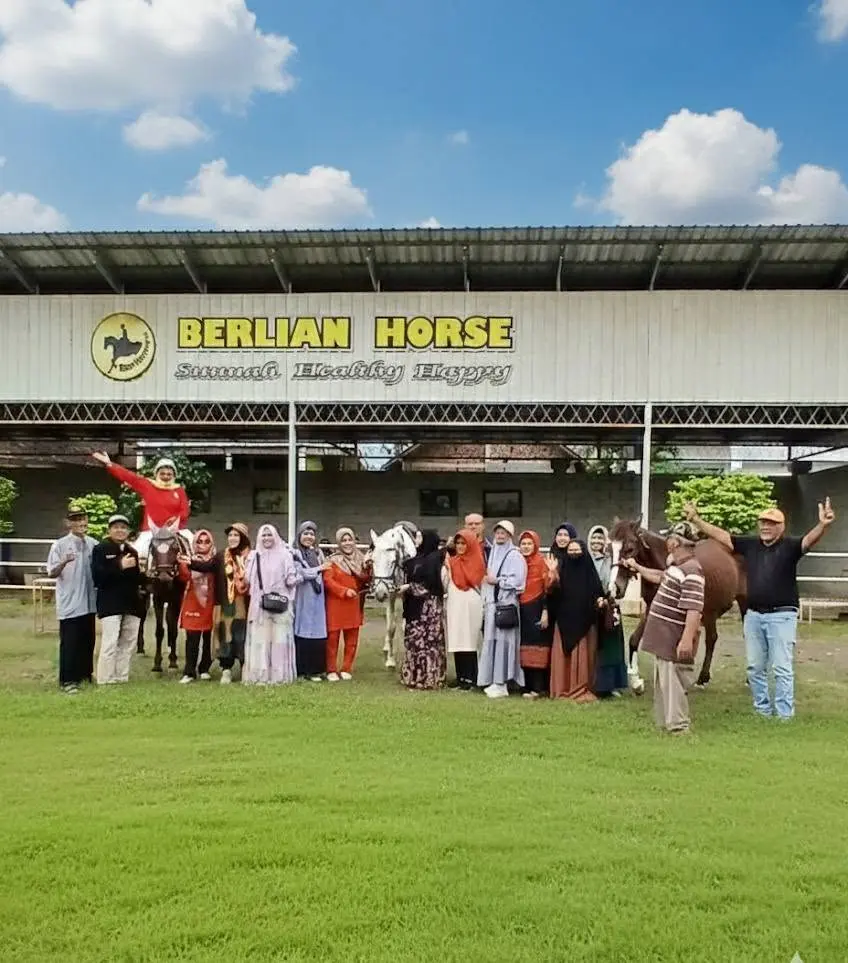 Lansia beraktivitas berkuda di Pondok Al Firdaus