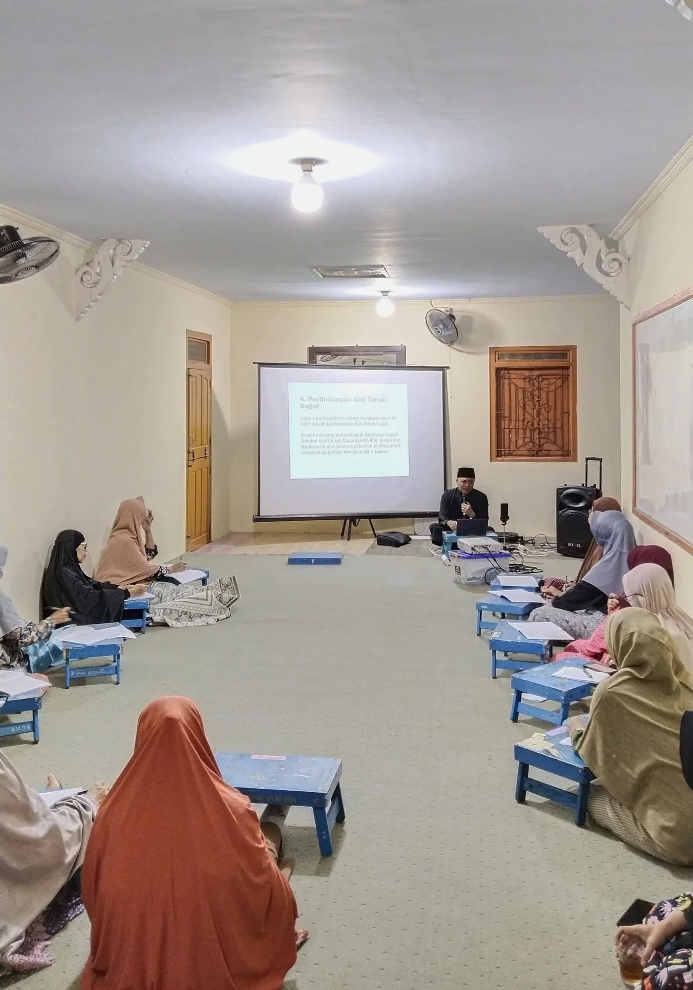 Halaqoh materi pembinaan di Pondok Lansia Al Firdaus