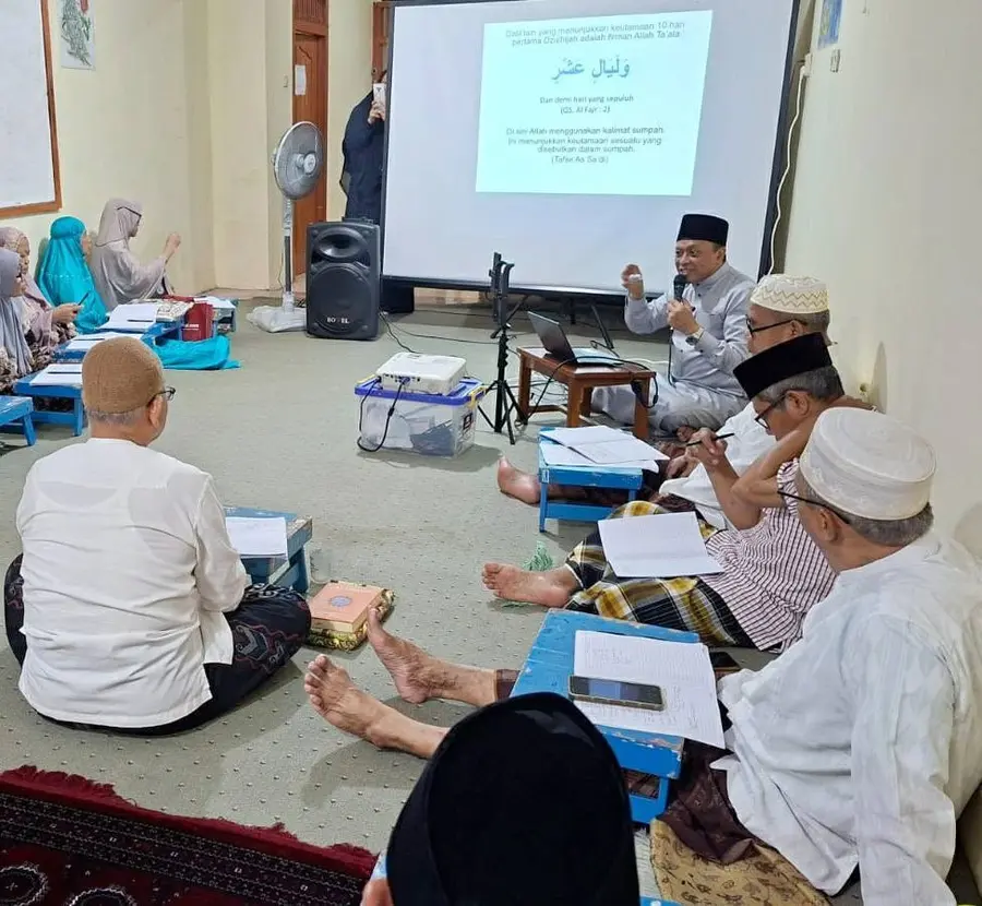 Lansia menyimak kajian di Pondok Al Firdaus