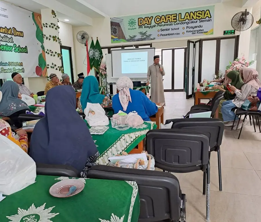 Lansia bersilaturahmi dan belajar bersama